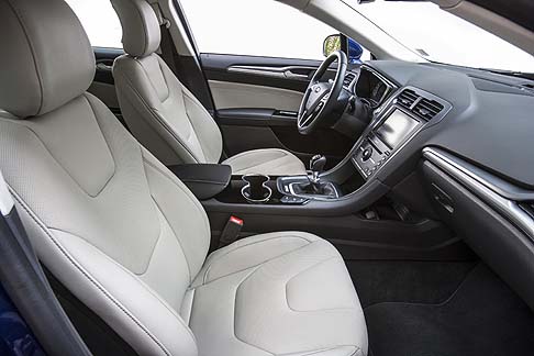 Ford - Gli interni, i più eleganti nella storia dell’ammiraglia Ford, sono realizzati con materiali premium e con un design sportivo e di carattere che privilegia l’ergonomia e il comfort. width=