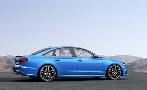 Audi - Stilisticamente la nuova generazione presenta linee nette, ben definite, che sottolineano la vocazione al dinamismo. width=