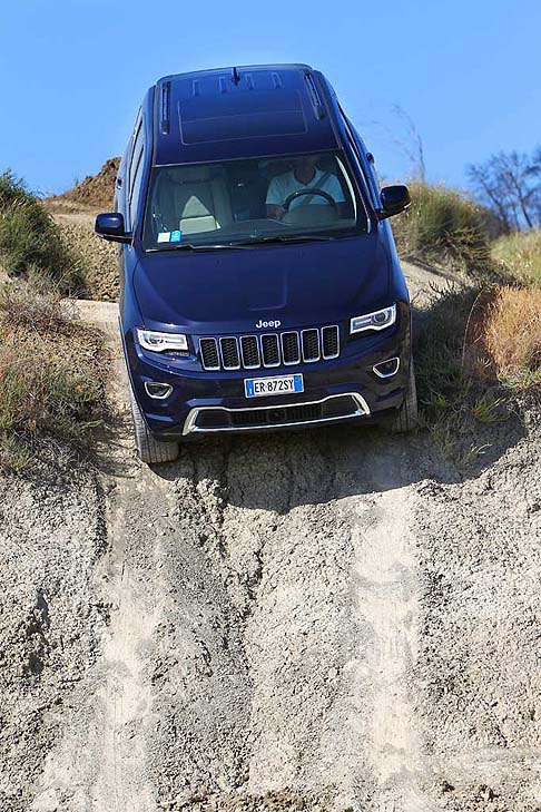 Jeep - La nuova trasmissione automatica assicura consumi più efficienti ed emissioni inquinanti ridotte e un sensibile miglioramento delle prestazioni e del piacere di guida grazie a cambiate più veloci e fluide. width=