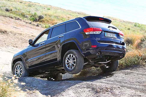 Jeep - Gli interni, dalla qualità premium, offrono materiali raffinati quali pelle Natura Plus e legni pregiati e un nuovo volante a tre razze. width=