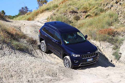 Jeep - Il nuovo design punta sui fari bi-xeno con luci diurne a LED, nuove combinazioni di colori interni/esterni ed un nuovo disegno dei cerchi. width=