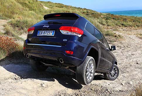Jeep - Attesa sui mercati a partire da luglio 2013, la nuova Jeep Grand Cherokee è disponibile nelle versioni Limited, Overland, SRT e nella top di gamma Summit, novità assoluta per il mercato italiano. width=