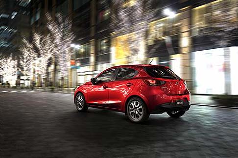 Mazda - A bordo non mancano tecnologie all'avanguardia come il sistema di connettività di nuova generazione Mazda Connect, e una vasta gamma di funzioni avanzate di sicurezza i-ACTIVSENSE, che aiutano il conducente a riconoscere i rischi. width=