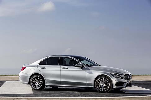 Mercedes-Benz - La bestseller della gamma, Mercedes Classe C, si rinnova puntando su un design emozionale abbinato a innovazioni nel campo tecnologico, che assicurano comfort, prestazioni elevate ed efficienza esemplare. width=