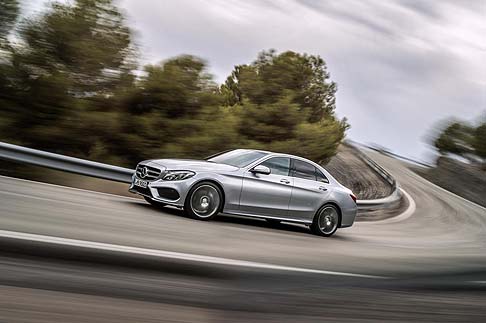 Mercedes-Benz - La nuova generazione cresce nelle dimensioni offrendo un passo pari a 2840 mm, 80 mm in più rispetto al modello precedente. Aumentano anche la lunghezza di 95 mm (4686 mm) e la larghezza di 40 mm (1810 mm). width=