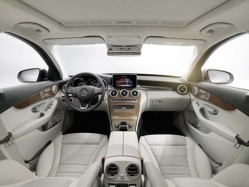 Mercedes-Benz - Tra i tanti sistemi di assistenza alla guida figurano inoltre un Park Assist, una telecamera a 360°, il riconoscimento automatico dei segnali stradali con funzione di allerta marcia in controsenso. width=