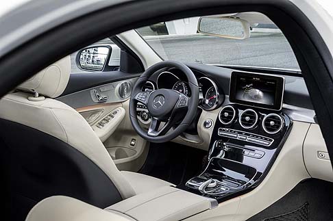 Mercedes-Benz - Oltre alle cinture di sicurezza a 3 punti, con pretensionatore pirotecnico e limitatore della forza di ritenuta per entrambi i sedili anteriori e i due sedili posteriori esterni, una serie di airbag protegge gli occupanti in caso di incidente. width=