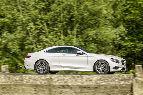Mercedes-Benz - In dettaglio, il sistema MAGIC BODY CONTROL con la funzione di inclinazione in curva, consente alla vettura di inclinarsi in curva come se fosse un motociclista o uno sciatore. width=
