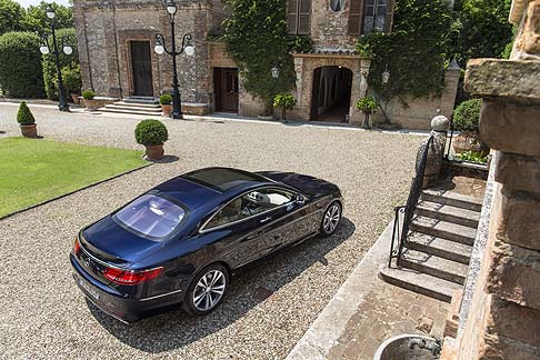 Mercedes-Benz - All’emozione di una guida sportiva concorre anche il sound dell’impianto di scarico, che regala un suono più pieno e sportivo. width=