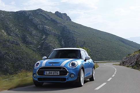 Mini - Dopo il recente lancio commerciale della nuova versione aggiornata, Mini amplia la propria gamma proponendo, per la prima volta, una variante di carrozzeria completamente inedita, la nuova MINI 5 porte. width=