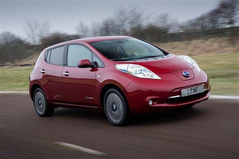 Nissan - La vettura non si discosta molto dalla precedente versione, dalla quale si distingue per la presenza di una griglia ridisegnata per ottimizzare l'aerodinamica, nuove ruote e nuove tinte per la carrozzeria. width=