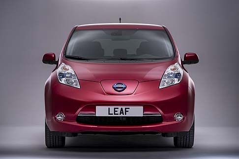 Nissan - Nuova LEAF è anche dotata del dispositivo Nissan Around View Monitor che riesce a visualizzare tutto lo spazio che circonda la vettura a 360°. width=
