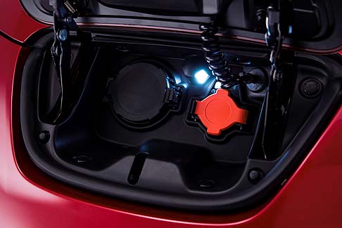 Nissan - La completa dotazione di sicurezza comprende airbag frontali, laterali e a tendina, ABS, EBD con assistenza alla frenata ed ESP.  width=