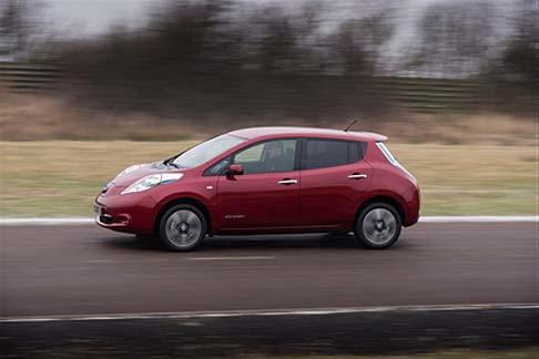 Nissan - Se durante lo scorso Salone di Ginevra in Europa si contavano 150 concessionarie con mandato per Nissan LEAF e 195 punti di ricarica rapida, oggi si parla di 1400 concessionarie sono 1400 e 600 colonnine di ricarica rapida con sistema Quick Charger. width=