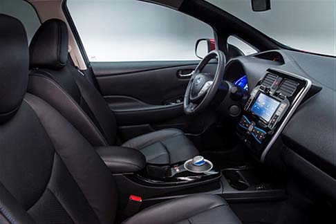Nissan - L'autonomia della nuova LEAF è di 199 km, con un notevole incremento rispetto al modello precedente (175km). Nuova LEAF è ancora più divertente da guidare, grazie agli interventi compiuti su telaio, sistema di sterzo e freni. width=