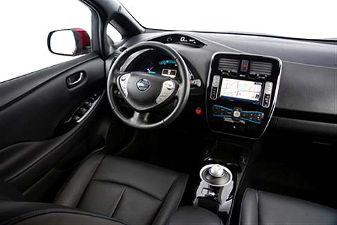 Nissan - LEAF dimezza,poi, i tempi di ricarica, da otto a quatto ore, grazie a un nuovo caricatore da 6,6 kW integrato, che consentirà di fare il pieno di energia anche durante le brevi soste. width=