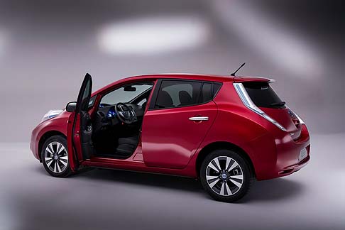 Nissan - L’equipaggiamento introduce il nuovo sistema audio firmato Bose e una versione aggiornata del sistema di navigazione Nissan Carwings.  width=