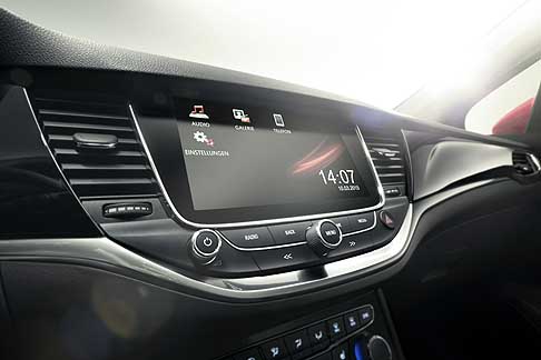 Opel - Nuova Opel Astra con display centrale width=