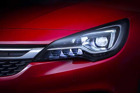 Opel - Nuova Opel Astra con nuova luce a matrice di LED per i fari che consente di guidare con gli abbaglianti senza accecare gli altri automobilisti width=