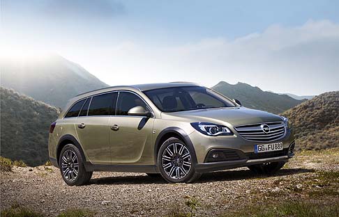 Opel - Disponibile in versione berlina, Country Tourer e OPC, la nuova Opel Insignia si presenta nella variante quattro porte con trasmissione manuale a sei rapporti e dispositivo Start/Stop con valori sui consumi pari a 3,7 litri per 100 km nel ciclo misto. width=