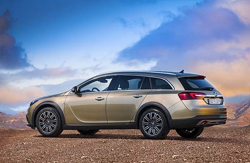 Opel - Uno spirito più avventuroso caratterizza la versione Country Tourer di Opel Insignia, elegante station wagon dedicata alla famiglia e al lavoro width=