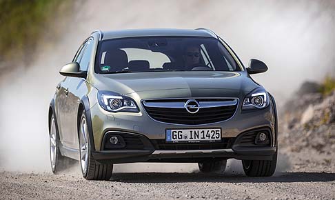 Opel - Opel Insignia Country Tourer adotta potenti motori turbo come il benzina SIDI 2 litri a iniezione diretta da 184 kW/250 CV (non offerto in Italia), il 2.0 CDTI 163 cv o il potente BiTurbo CDTI 2.0.  width=