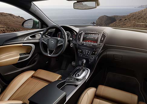 Opel - Il comfort di bordo è elevato e reso unico dall’offerta di un sistema di infotainment di nuova generazione che permette di integrare numerose funzioni dello smartphone width=