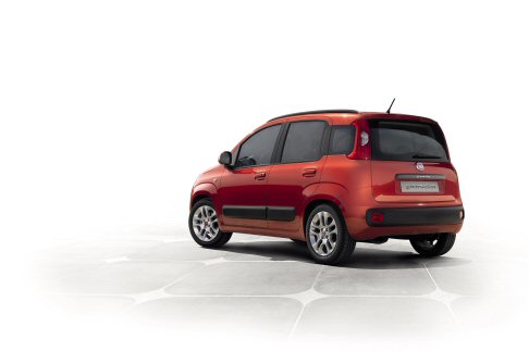 Fiat - L’equipaggiamento include dispositivi come lo Start&Stop, il Gear Shift Indicator (GSI), l’ecoDrive e la modalità ECO dei motori TwinAir. A queste si aggiungono due nuovi dispositivi, il Low Speed Collision Mitigation e il Blue&Me TomTom 2 LIVE. width=