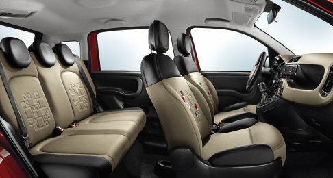 Fiat - La nuova Panda promette anche bassi consumi e rispetto per l’ambiente. Tutti i motori TwinAir benzina e il propulsore 1.3 Multijet II da 75 CV offrono di serie il dispositivo Start&Stop. width=