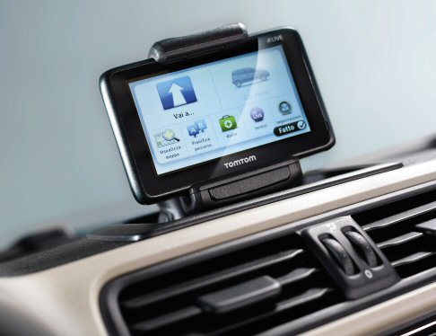 Fiat - Per guidare in assoluta tranquillità nel traffico cittadino la nuova Panda propone il dispositivo Blue&Me TomTom2 LIVE, che unisce i vantaggi di un sistema di infotainment integrato nella vettura e connesso alla rete a quelli di un navigatore portatile. width=