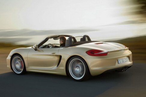 Porsche - Evoluta, quindi, ma con qualche reminescenza della sorella 911, fresca di un nuovo abito sartoriale, la nuova Porsche Boxter adotta nel frontale i fari e luci diurne a LED di nuovo disegno, provenienti direttamente dalla sorella. width=