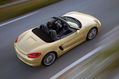 Porsche - Il restyling abbandona definitivamente, quindi, gli stilemi della precedente generazione, dalla quale si discosta per la presenza di sbalzi ridotti, un parabrezza prominente, una sagoma più bassa e linee più scolpite nel profilo laterale. width=