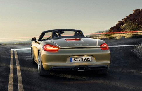 Porsche - Su entrambe le versioni è offerto in abbinamento il cambio manuale a 6 marce, ma è possibile avere anche il PDK 7 marce, che migliora accelerazione e consumi. width=