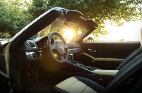 Porsche - Il catalogo degli optional risulta ricco ed include anche il pack Sport Chrono Package con dynamic gearbox mounts, cioè i supporti trasmissione attivi e il Porsche Torque Vectoring (PTV). width=