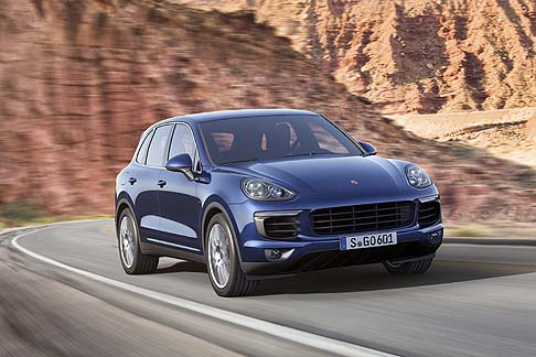 Porsche - A bordo le novità son o concentrate principalmente sul posto di guida, dotato di un nuovo volante sportivo multifunzione con paddle.  width=