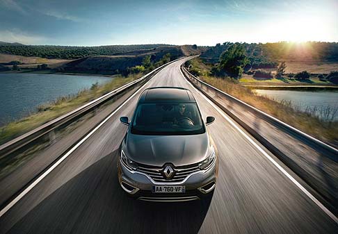 Renault - Renault ci anticipa qualche immagine e alcune informazioni sulla premiere del suo stand, la nuova Espace, crossover dalle proporzioni generose, ma anche elegante e innovativo. width=