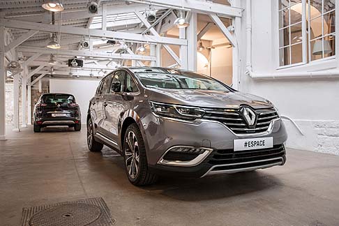 Renault - Arriverà in primavera in Italia, la nuova generazione di Renault Espace, che vanta un design aggiornato che attinge dal mondo dell’aeronautica, come dimostrano le linee esterne fluide e dinamiche. width=