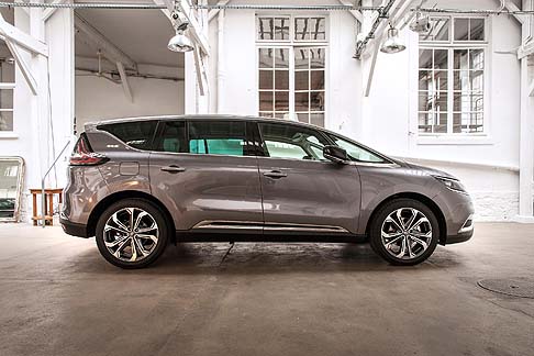 Renault - Tra le dotazioni estetiche più caratterizzanti spiccano i cerchi da 17 a 20 pollici, i passaruota marcati e il parabrezza panoramico lumière, che include un tetto fisso in vetro sopra i sedili anteriori.  width=