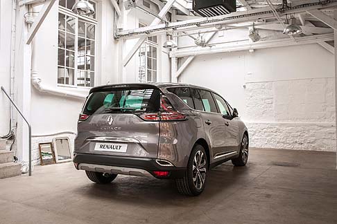 Renault - Con il nuovo Espace, Renault implementa in un’auto di serie due progressi tecnologici. In primis, la tecnologia Twin Turbo sul motore Energy dCi 160 e la trasmissione automatica con un nuovo comando Shift-by-Wire. width=