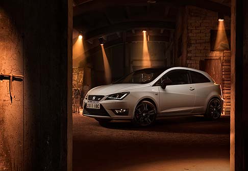 Seat - Grazie al propulsore 1.8 TSI da 192 CV, la vettura assicura performance adrenaliniche: scatto da 0 a 100 km/h in 6,7 secondi e una velocità massima di 235 km/h. width=
