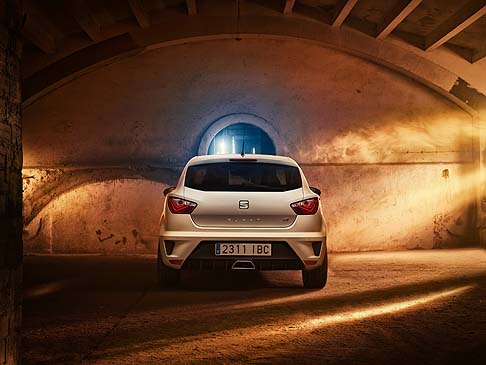 Seat - L’atmosfera di bordo è sportiva e tecnologica e prevede l’offerta di dispostivi come il SEAT FullLink, SEAT DriveApp e SEAT ConnectApp.  width=