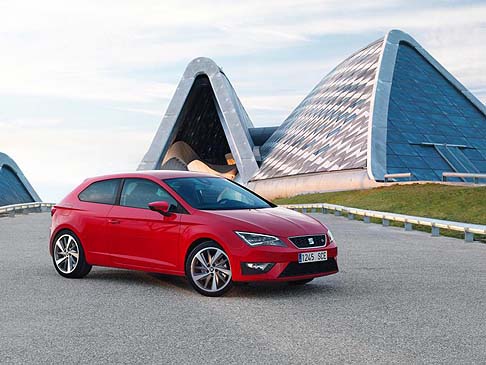 Seat - Infine, la Leon SC FR si distingue per i lega da 17 pollici, paraurti sportivi, sospensioni sportive, vetri oscurati posteriori, specchietti ripiegabili e gruppi ottici a LED. width=
