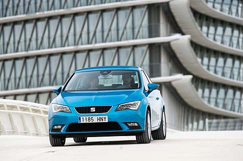 Seat - Come la Leon a cinque porte, anche la Leon SC è disponibile negli allestimenti Reference e Style, oltre che nella versione sportiva FR. width=