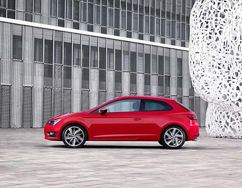 Seat - L´allestimento Reference offre numerose dotazioni comfort aggiuntive, come il climatizzatore con comandi manuali, Media System Touch, specchietti esterni regolabili e riscaldabili elettricamente, e sedili posteriori con schienale abbattibile. width=