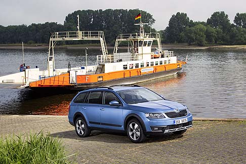 Skoda - La nuova Octavia Scout è una vettura dall’aspetto solido. Il frontale presenta paraurti specifici con modanature di colore nero. La calandra del radiatore è arricchita dal logo Scout.. width=