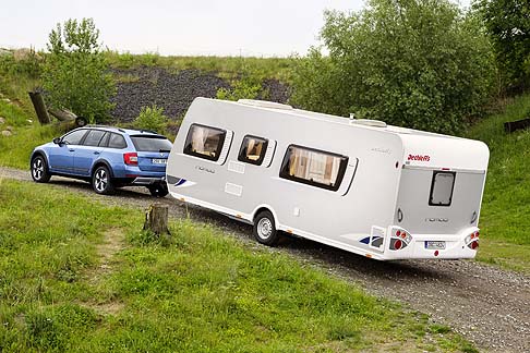 Skoda - La nuova Octavia Scout dispone inoltre, a richiesta, del dispositivo di accesso alla vettura e avviamento del motore senza l’inserimento della chiave KESSY (Keyless-Entry-Start-and-Exit-System). width=