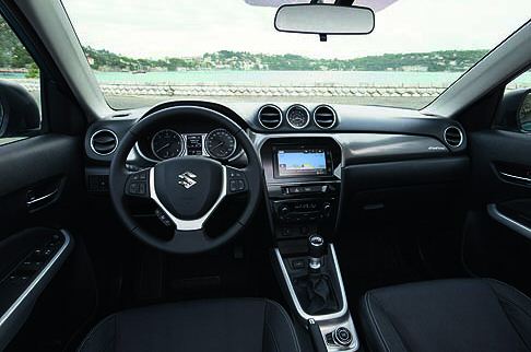 Suzuki - Ricco l’equipaggiamento dedicato alla sicurezza, che include tra i dispositivi il sistema di rilevamento, Radar Brake System (RBS). width=