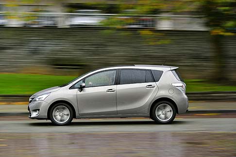 Toyota - La gamma di motorizzazioni disponibili si arricchisce della nuova unità turbodiesel D-4D da 1.6 litri, mentre gli esterni propongono la nuova tinta Bronze met e un esclusivo design dei cerchi in lega da 17 pollici. width=