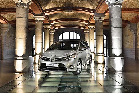 Toyota - Anche gli interni dela Toyota Verso MY 2014 offrono interessanti novità , che vedono ad esempio la presenza di un nuovo design della leva del cambio e l’inserimento del Tyre Pressure Warning System (TPWS) tra gli equipaggiamenti standard. width=