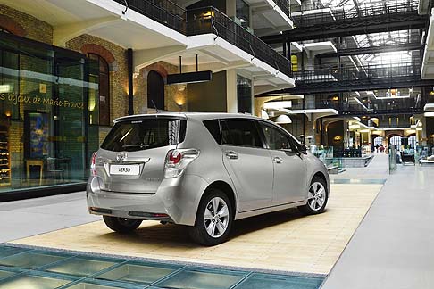 Toyota - Disponibile di serie sulla gamma Verso 2014 a partire dall’allestimento Active, il Toyota Touch® 2, un nuovo e più accessibile sistema multimediale. width=